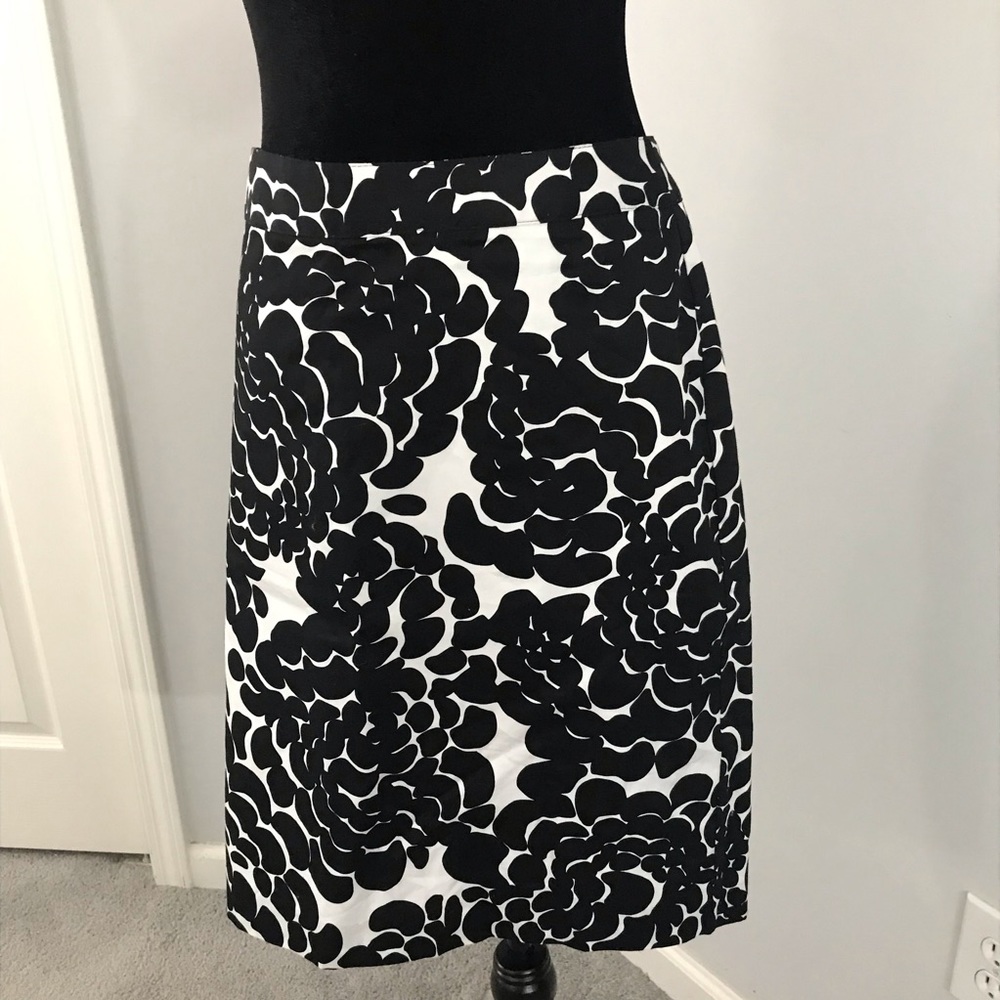 VanHeusen Studio Black & White Pencil Skirt. New With Tags. Size 12